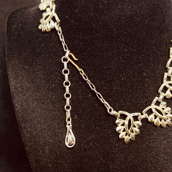 1950s Coro Silver Tone Vine Leaf Necklace Signed (3836) - Picture 5 of 8